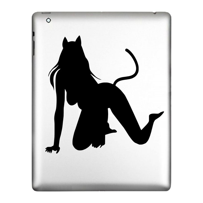 K&ouml;nnte beinhalten: Eine schwarze Silhouette einer Person in einer katzenartigen Pose, komplett mit Katzenohren und Schwanz, wird auf einem silbernen Tablet angezeigt. Die Figur kniet mit einem ausgestreckten Bein und einem Arm nach vorne.