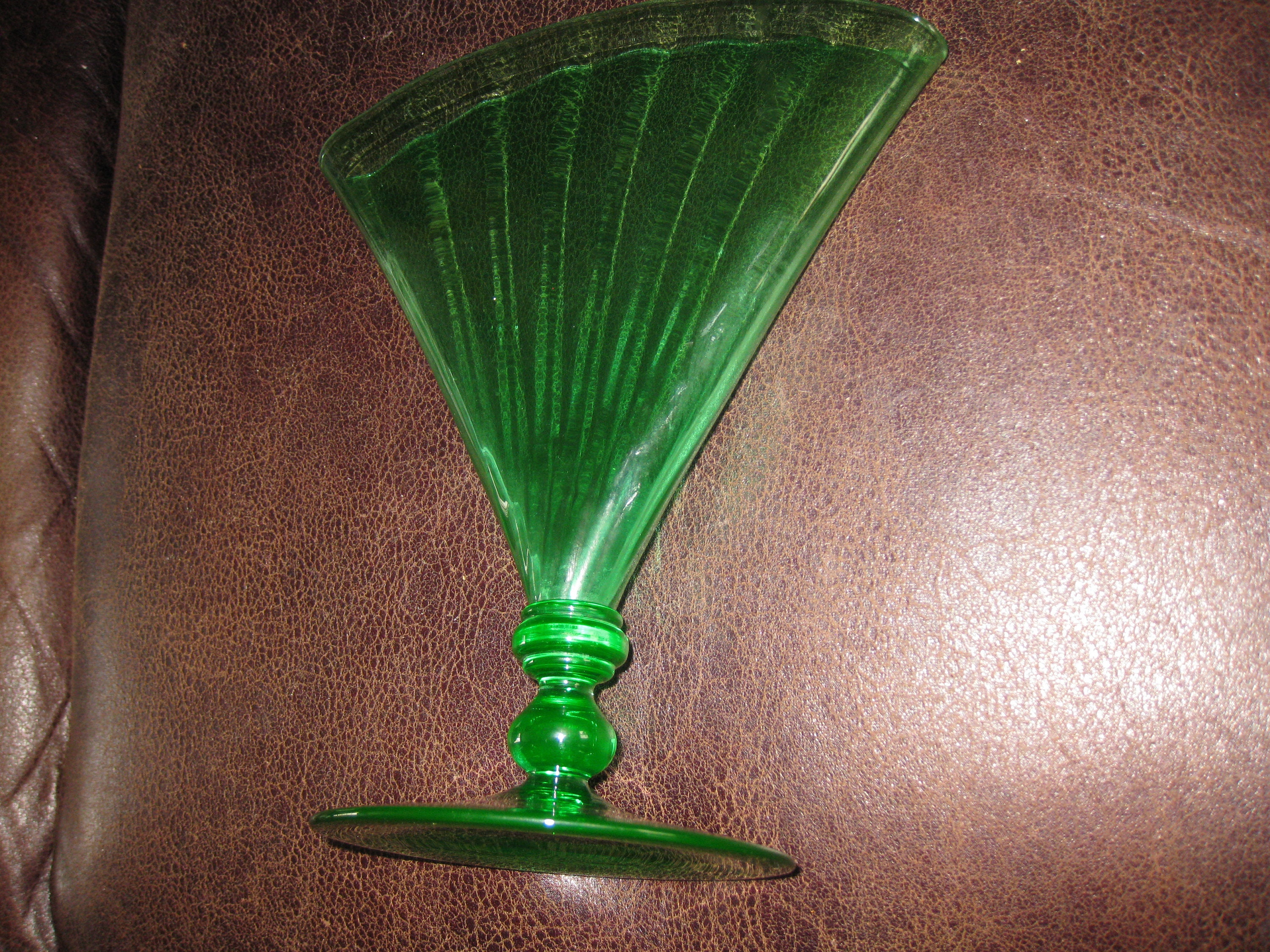ART GLASS FAN Vase Vintage Pomona Green Optic Ribbed Vase 9 x 11 x 1