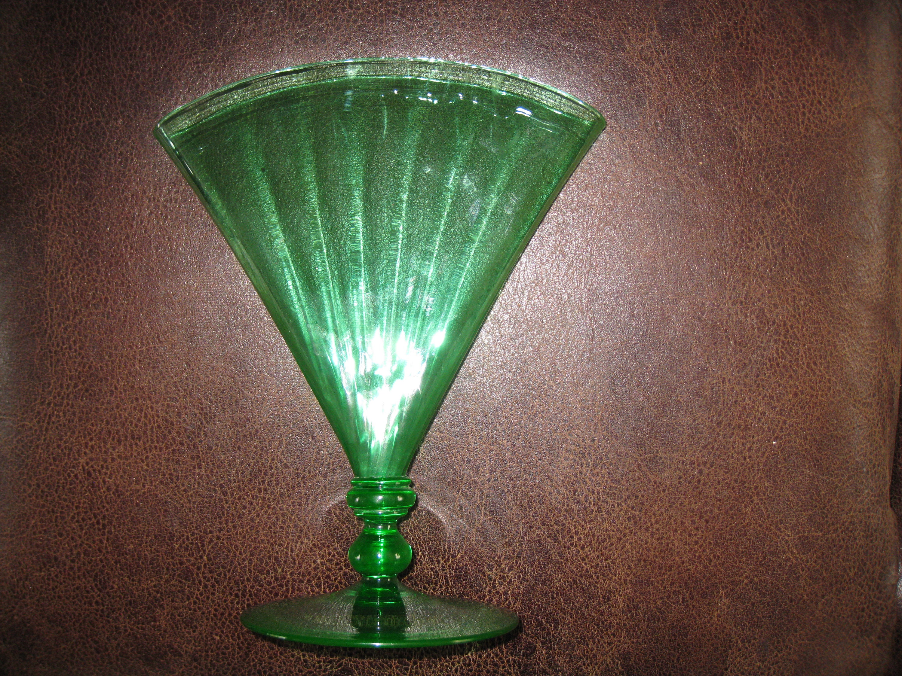 ART GLASS FAN Vase Vintage Pomona Green Optic Ribbed Vase 9 x 11 x 1