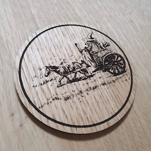 Laser geschnittener Holzuntersetzer.   Gandalf Zauberer Pferd und Wagen - Geschenk Lasercut