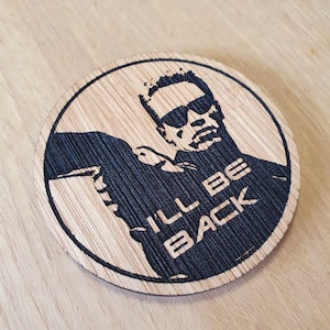 Laser geschnittener Holzuntersetzer. Arnie Be Back Zitat - Einzigartiges Geschenk lasercut