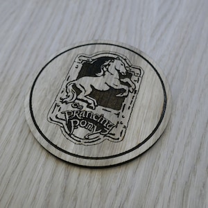 Laser geschnittener Holzuntersetzer.  Tänzelnde Ponys inspiriert - Einzigartiges Geschenk lasercut