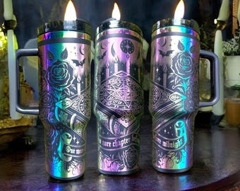 Magical Grimoire Gothic 40-uncjowy kubek Black Chroma: Utrzymuj nawodnienie w stylowy sposób