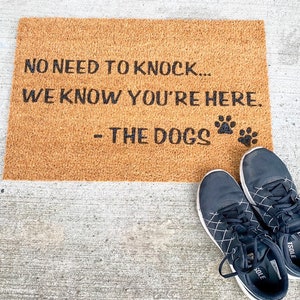 No es necesario llamar, sabemos que estás aquí - Felpudo de bienvenida para perros