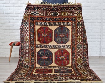 Handwoven Turkish Area Rug made of wool, 4.6x6.8ft, Carpet for Living Room, Natural Material Rug with unique traditional design