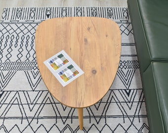 Dreieck Ovaler Couchtisch aus Holz / Modern / Rustikaler Couchtisch / niedriger Tisch / Skandinavischer Stil Holzmöbel / Beistelltisch / Beistelltisch