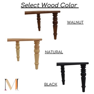Pode incluir: Imagem mostrando tr&ecirc;s pequenas se&ccedil;&otilde;es de mesa em diferentes cores de madeira: nogueira, natural e preta. O texto "Select Wood Color" est&aacute; no topo. Cada se&ccedil;&atilde;o da mesa tem um tampo retangular e pernas torneadas decorativas.