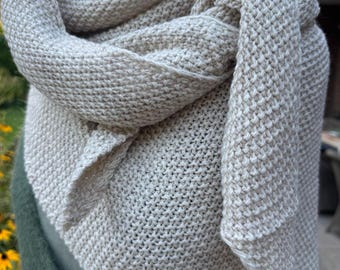 Crocheted triangular scarf in different colors