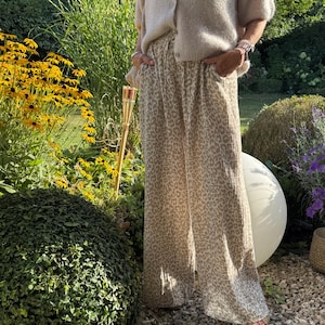 Joli pantalon large en mousseline à imprimé léopard en différentes couleurs taille OS 36 38 40