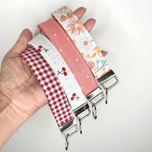 Llavero de tela de algodón hecho a mano con estampado floral de cerezas y cuadros vichy en rojo y naranja, 6,5 pulgadas, envío gratuito.