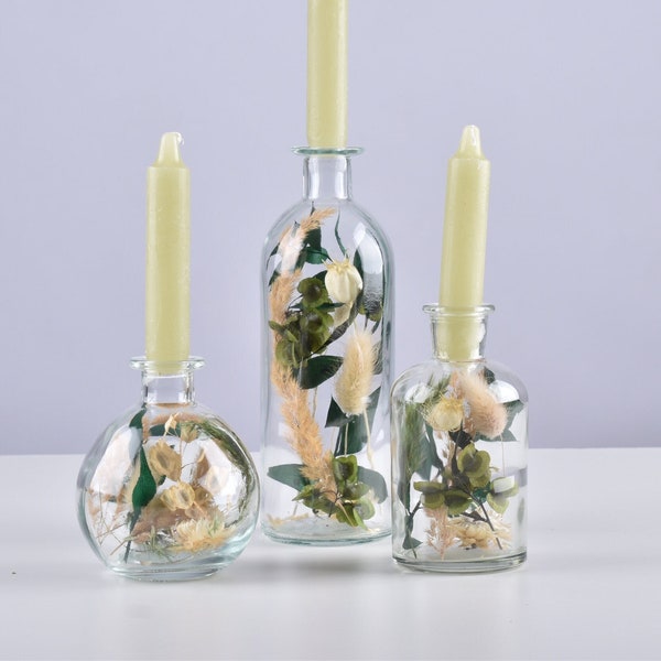 Chandelier serti de fleurs séchées et bougie, bouteille ronde, bouteille en verre, bougeoir fleurs séchées, fleurs séchées en verre