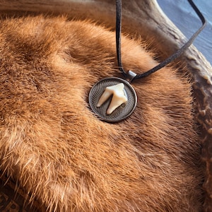 Stark vereinfachte Koyote Molar Wildman Wild Woman Anhänger