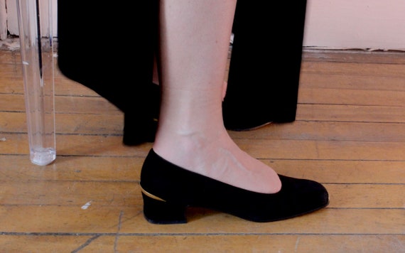Stuart Weitzman Vintage Black suede heels with Go… - image 10