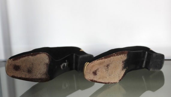 Stuart Weitzman Vintage Black suede heels with Go… - image 6