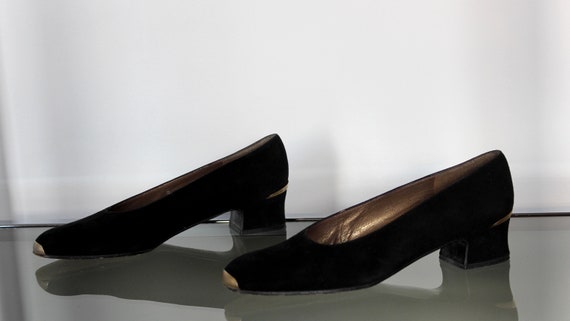 Stuart Weitzman Vintage Black suede heels with Go… - image 3