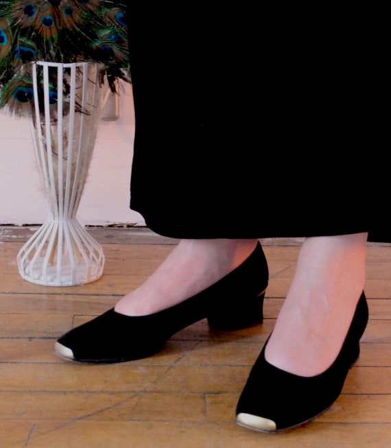 Stuart Weitzman Vintage Black suede heels with Go… - image 9