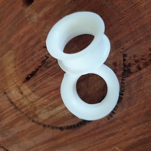Pair of WHITE Silicone Ear Flesh Tunnels Piercing Stretchers Jewellery Plugs Flared TU12