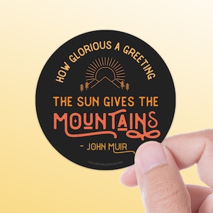 John Muir Quote Sticker, Glorious Greeting Mountain Vinyl Decal voor Hydroflask, Laptop, RV | Sticker PNW Outdoors & Nature, campingsticker