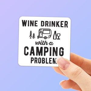 Adesivo per amanti del vino con problemi di campeggio, 2 misure - Adesivo per amanti del vino per borraccia - Adesivi con frasi divertenti sul bere per bicchiere