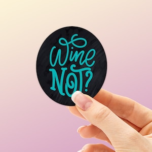 Adesivo &quot;Wine Not&quot;, citazioni divertenti sul vino, regalo per gli amanti del vino, adesivi alcolici per laptop, simpatici adesivi per vino per Hydroflask o bicchiere da vino Yeti
