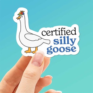 Adesivo certificato "Silly Goose" - Adesivo divertente per bottiglia d'acqua - Adesivo meme di Internet - Adesivo carino con cappello a elica per bicchieri e laptop