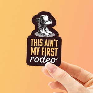 Esta no es mi primera calcomanía de rodeo: citas divertidas de rodeo: lindas calcomanías de vaqueros y del oeste para Hydroflask, computadora portátil, refrigerador y remolque para caballos