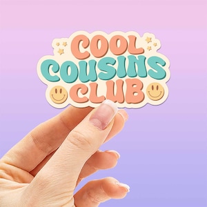 Naklejka Cool Cousins Club na butelkę z wodą Hydroflask - uroczy cytat rodzinny na laptopa - pomysł na ogłoszenie o narodzinach dziecka dla siostrzenicy lub siostrzeńca