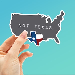 Pegatina para parachoques con el lema "Texas Not Texas" (Texas no es Texas) - Divertida calcomanía de Texas para botella de agua Hydroflask - Lone Star State Houston Austin Dallas San Antonio TX Regalo