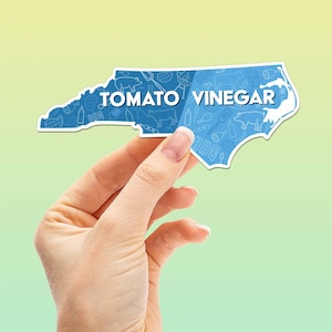 Pegatina con mapa de barbacoa de Carolina del Norte y vinagre de tomate para botella de agua Hydroflask - Divertida calcomanía para portátil de Carolina del Norte - Charlotte, Raleigh, Durham, Southern Gifts