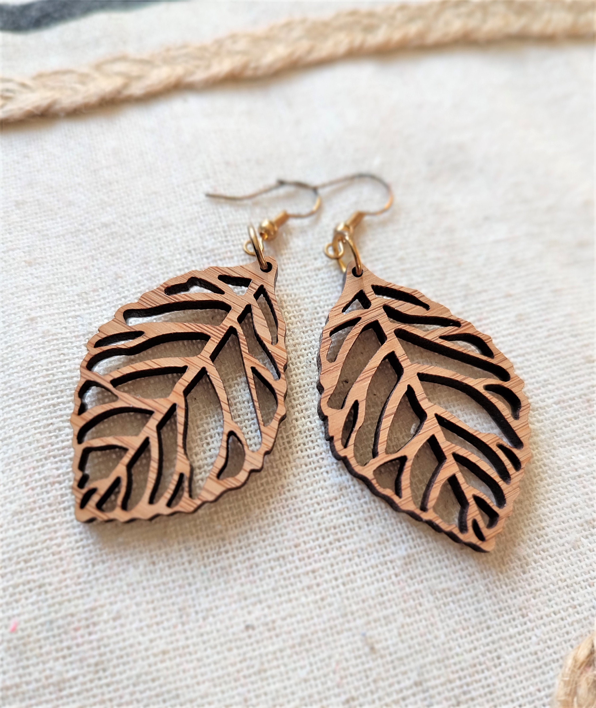 Boucles d'oreilles africaine en bois d'ébène : feuille