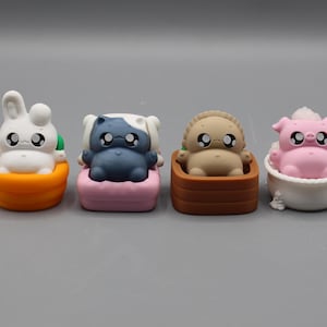 Könnte beinhalten: Vier Cartoon-Figuren: ein weißes Kaninchen in einer orangefarbenen Wanne, eine blau-weiße Katze in einer rosa Wanne, eine hellbraune Figur in einer braunen Wanne und ein rosa Schwein in einer weißen Badewanne. Jedes hat große, runde Augen.