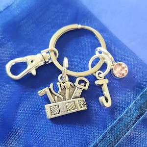 Llavero de caja de herramientas con inicial opcional y piedra de nacimiento. Regalos personalizados. Plata. Ideal para constructores, electricistas, papás, hermanos y novios.