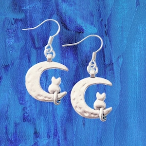 Boucles d&#39;oreilles Lune chat Choisissez des boucles d&#39;oreilles pendantes de l&#39;amitié à crochet ou sur montant