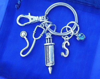 Llavero de médico con inicial y piedra natal, bolsa de regalo para enfermera, aguja del NHS, estetoscopio