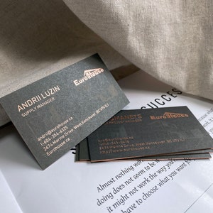 Tarjeta de presentación impresa con tipografía / Estampado con lámina dorada / Tarjetas de presentación con borde laminado / Papel gris sin revestimiento / Tarjeta de presentación / Lujo / Impresión ciega / 250 piezas - 600 g