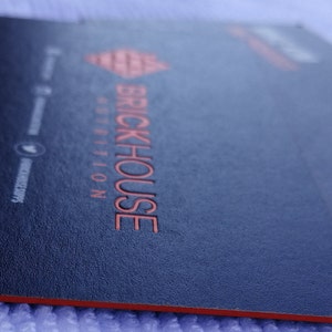 200 pcs Cartes de visite typographiques bord orange - 600 g/m² / Gris 32 pts papier épais / Conception et impression | Création de logo personnalisé