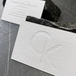 Tarjetas de presentación tipográficas, 600 g/m², papel blanco de algodón grueso, relieve sin color, para pequeñas empresas, modernas, para consultores, fotógrafos y diseñadores.
