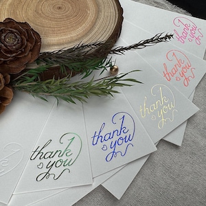 Tarjeta de agradecimiento impresa con tipografía, juego de papelería con relieve y estampado en color, forma manuscrita