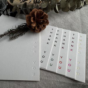 Tarjeta de agradecimiento impresa con letras, estampado con papel de aluminio de color, estilo minimalista, juego de papelería con relieve