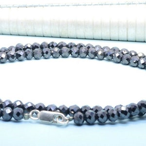 Collana con diamanti neri di alta qualità, perline di diamanti neri sfaccettati certificati da 5,70 mm e 22 pollici, con chiusura in argento sterling.