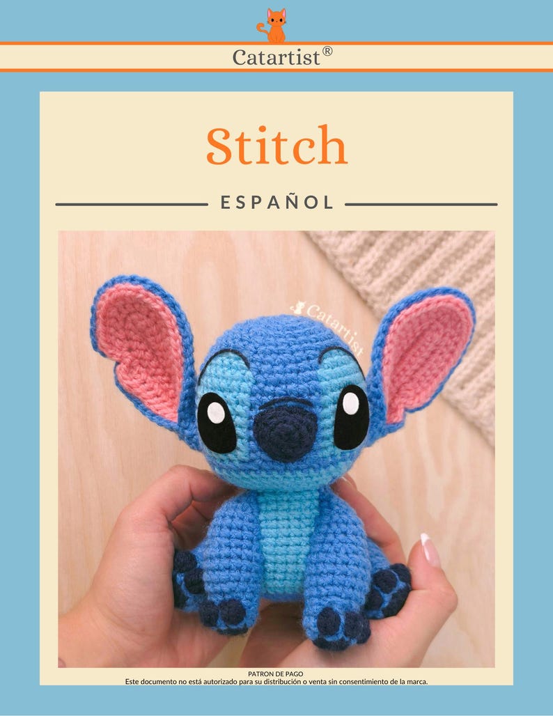 K&ouml;nnte beinhalten: Geh&auml;kelte blaue Stitch-Puppe mit gro&szlig;en Ohren und schwarzen Augen. Die Puppe wird in den H&auml;nden einer Person gehalten. Das Wort "Stitch" ist orange geschrieben, darunter das Wort "ESPA&Ntilde;OL". Das Catartist-Logo befindet sich oben links.