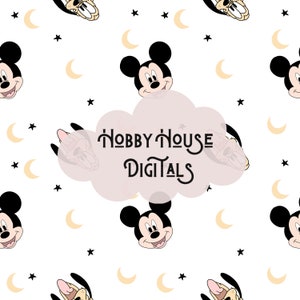 Può includere: Un motivo ripetuto con il volto di Topolino, stelle nere e lune crescenti gialle su sfondo bianco. Il testo "HOBBY HOUSE DIGITALS" è sovrapposto a un design a forma di nuvola.