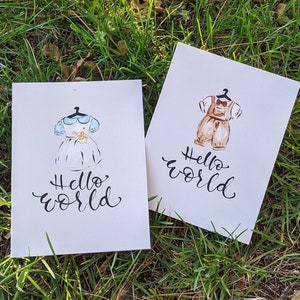 Carte de voeux, bébé fille ou garçon peint à la main, tenue Hello World, parfaite pour une baby shower ou un cadeau pour les nouveaux parents