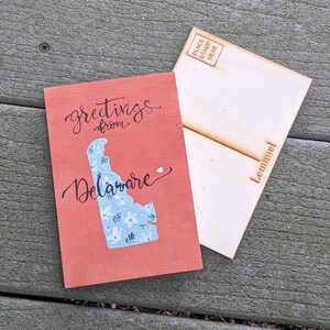 Carte de voeux en bois peinte à la main, forme de l'État du Delaware, illustration florale, cadeau souvenir unique pour les voyageurs et les habitants