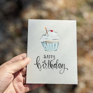 Carte de joyeux anniversaire, design mignon de petit gâteau peint à la main, intérieur vierge pour messages personnels, cadeau parfait pour les amis et la famille