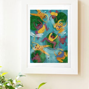 Puede incluir: Una ilustración caprichosa de ocho ranas nadando en un estanque azul con nenúfares. Las ranas son de varios tonos de morado, amarillo y marrón con manchas negras. Algunas ranas llevan gafas y sombreros. La ilustración está rodeada de un marco blanco.