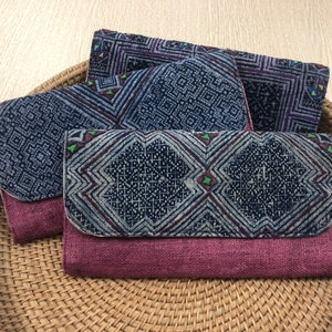 Bolsa Longa Boho Vinho Tinto | Bolsas de cânhamo natural, padrão índigo Batik, carteira tribal Hmong, carteira feminina de tecido artesanal