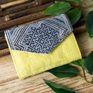 Monedero compacto / monedero amarillo pequeño, cartera corta, monedero de cáñamo, Indigo Batik, creaciones Hmong