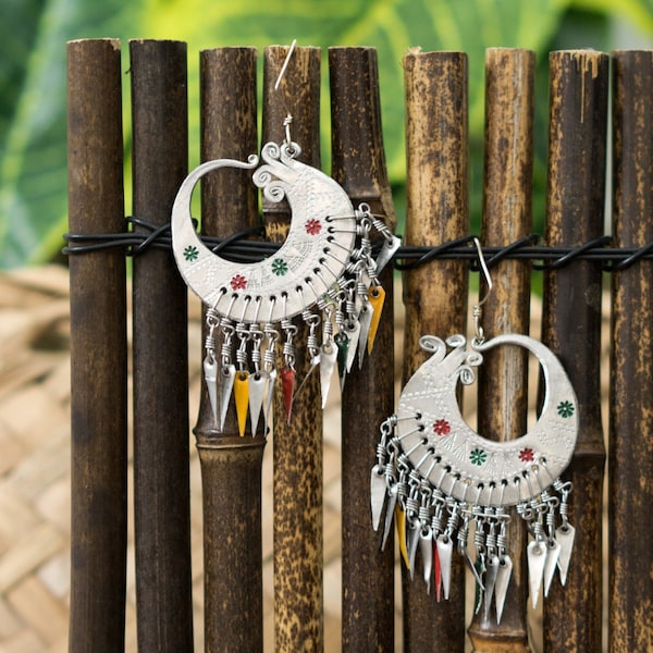 Boucles d’oreilles ethniques |  Bijoux Hmong, Boucles d’oreilles de lustre en argent, Boucles d’oreilles colorées, Boucles d’oreilles de la tribu des collines, Créations Hmong