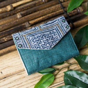 Bolso étnico azulado oscuro / cartera corta, bolso de cáñamo, tela teñida de índigo, tela Batik, bolso pequeño Hmong, cartera de mujer pequeña